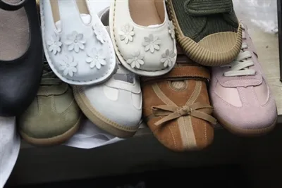 فهم الفرق بين أحذية الأسمنت البارد والأحذية المقدمة من الحقن